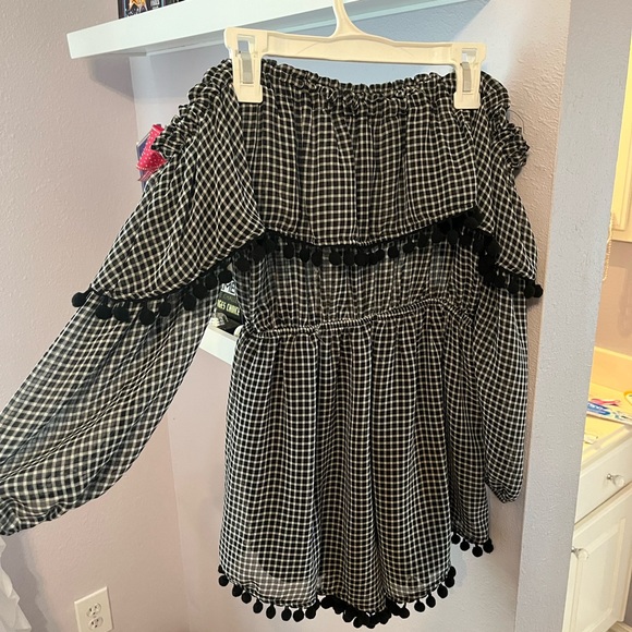 Black and white patterned romper! - Picture 3 of 3